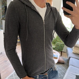 Stickad zip hoodie  - Väldigt trendig och skön perfekt till alla tillfällen. Skriv vid fundering🙌