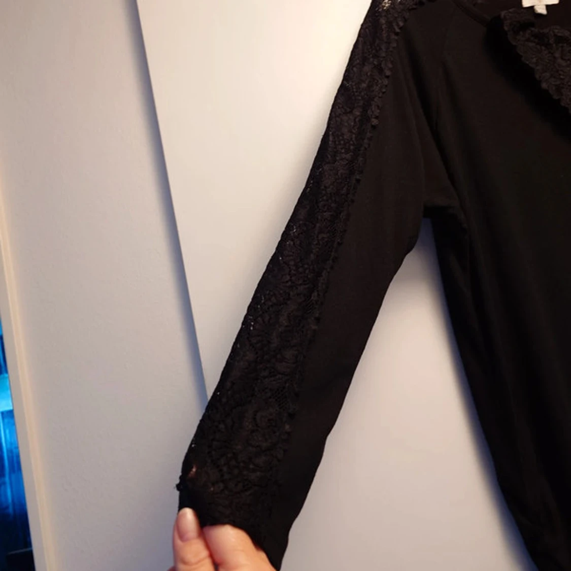 Svart tröja/klänning med spetsdetaljer - 3