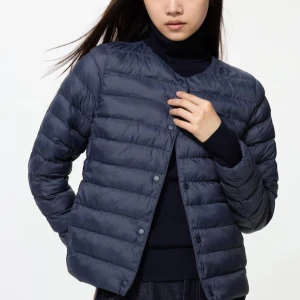 Mörkblå dunjacka med knappar ifrån uniqlo - Snygg mörkblå dunjacka ifrån uniqlo som passar perfekt nu inför hösten!! Storleken är i xs och passar perfekt storleksmässigt för mig som oftast bär xs/s❤️ Använd vid några få tillfällen och säljer för att den inte har kommit till användning av mig.  Bara att höra av er vid fler frågor❣️ nypris är 750 och det går att diskuteras. Obs!! Om man köper redan nu så kan jag posta när som helst!