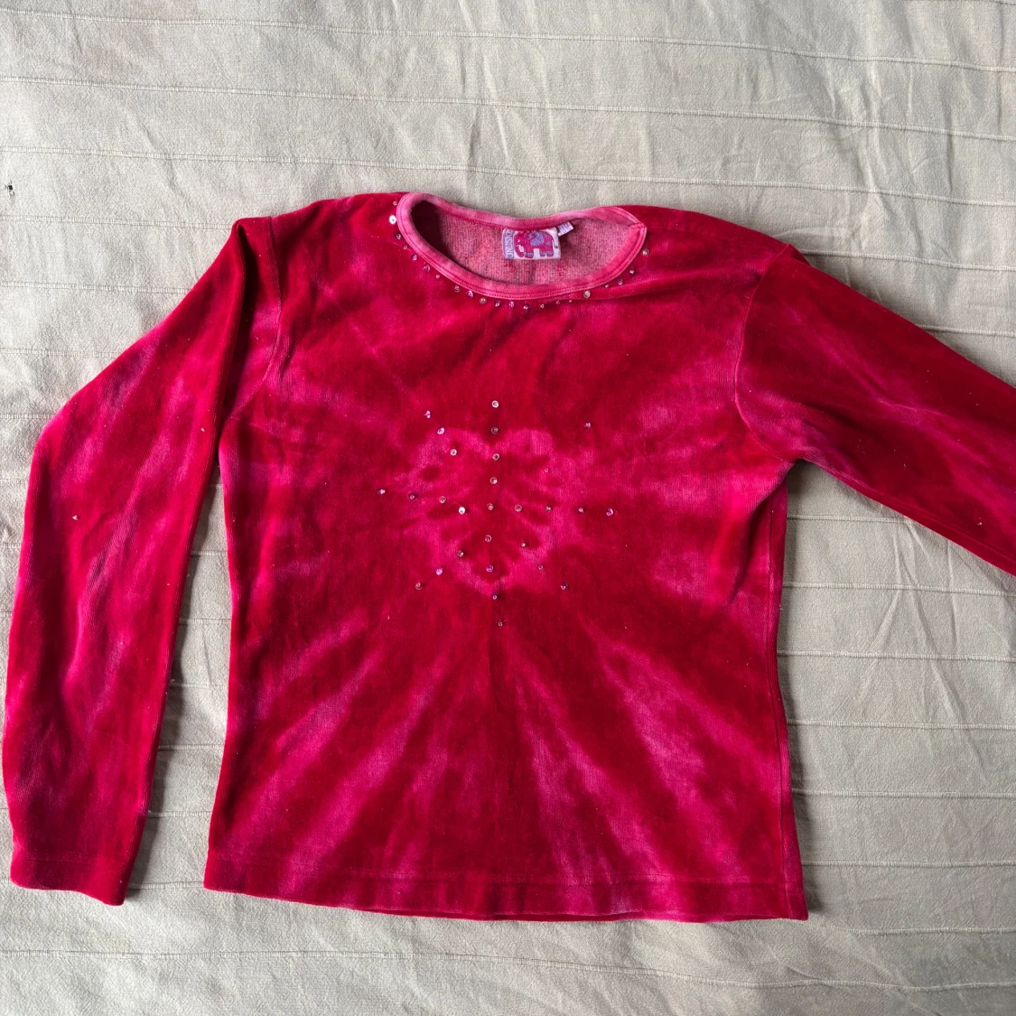 Röd långärmad tröja med hjärtmönster