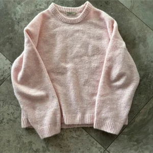 Ljusrosa stickad tröja  - Ljusrosa stickad tröja torn ginatricot använd fåtal gånger!🫶🏽modellen heter crew neck knitted sweater 