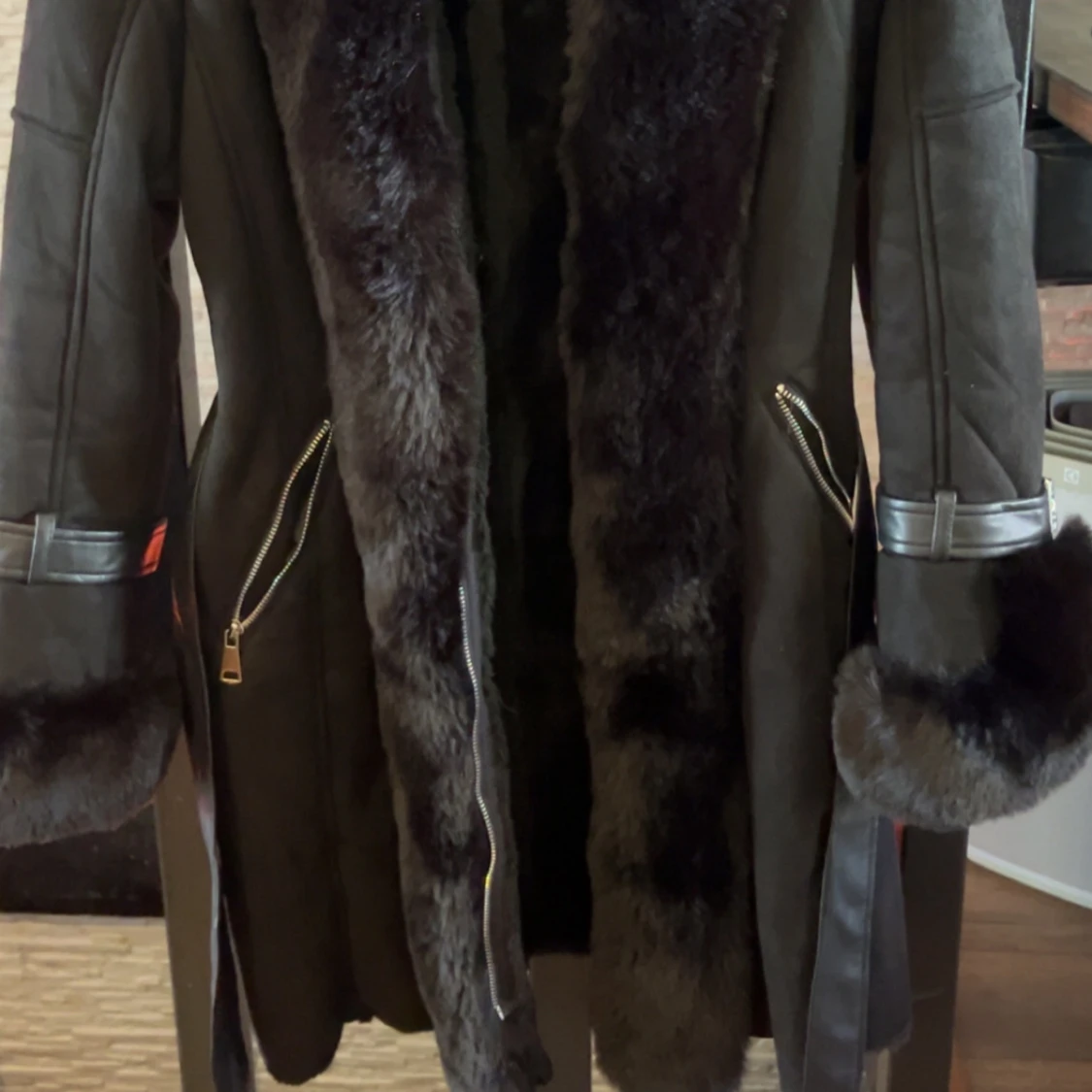 Svart pälsjacka med bälte  - 1