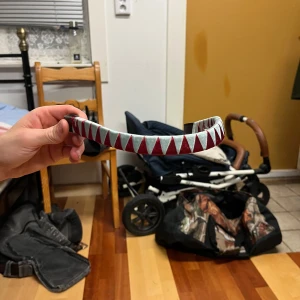 Pannband med vinröda och ljus blåa trekantsmönster - Snyggt pannband använt ca 2gånger en liten defekt finns på den men inget som syns när man rider.