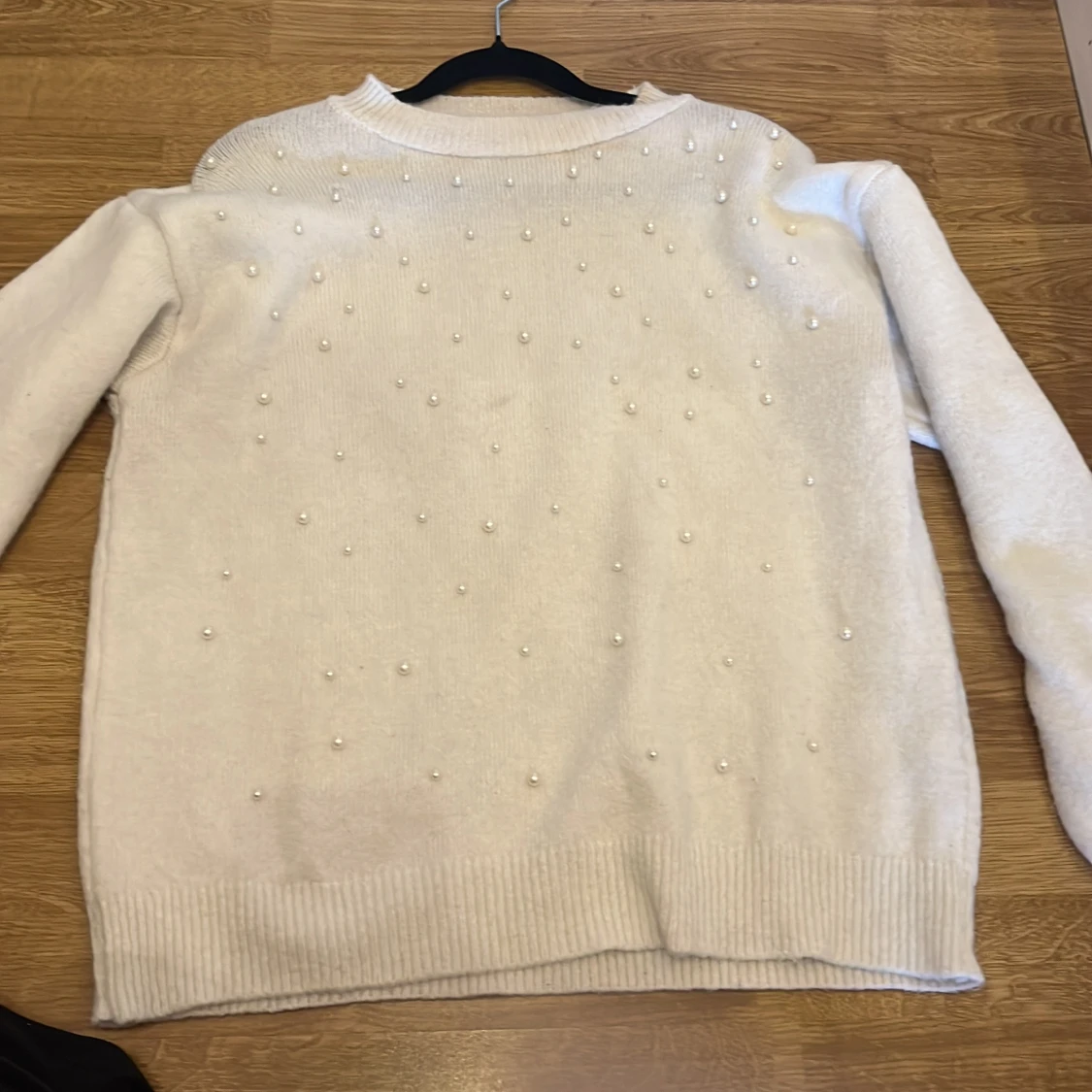 Vit stickad tröja med pärlor