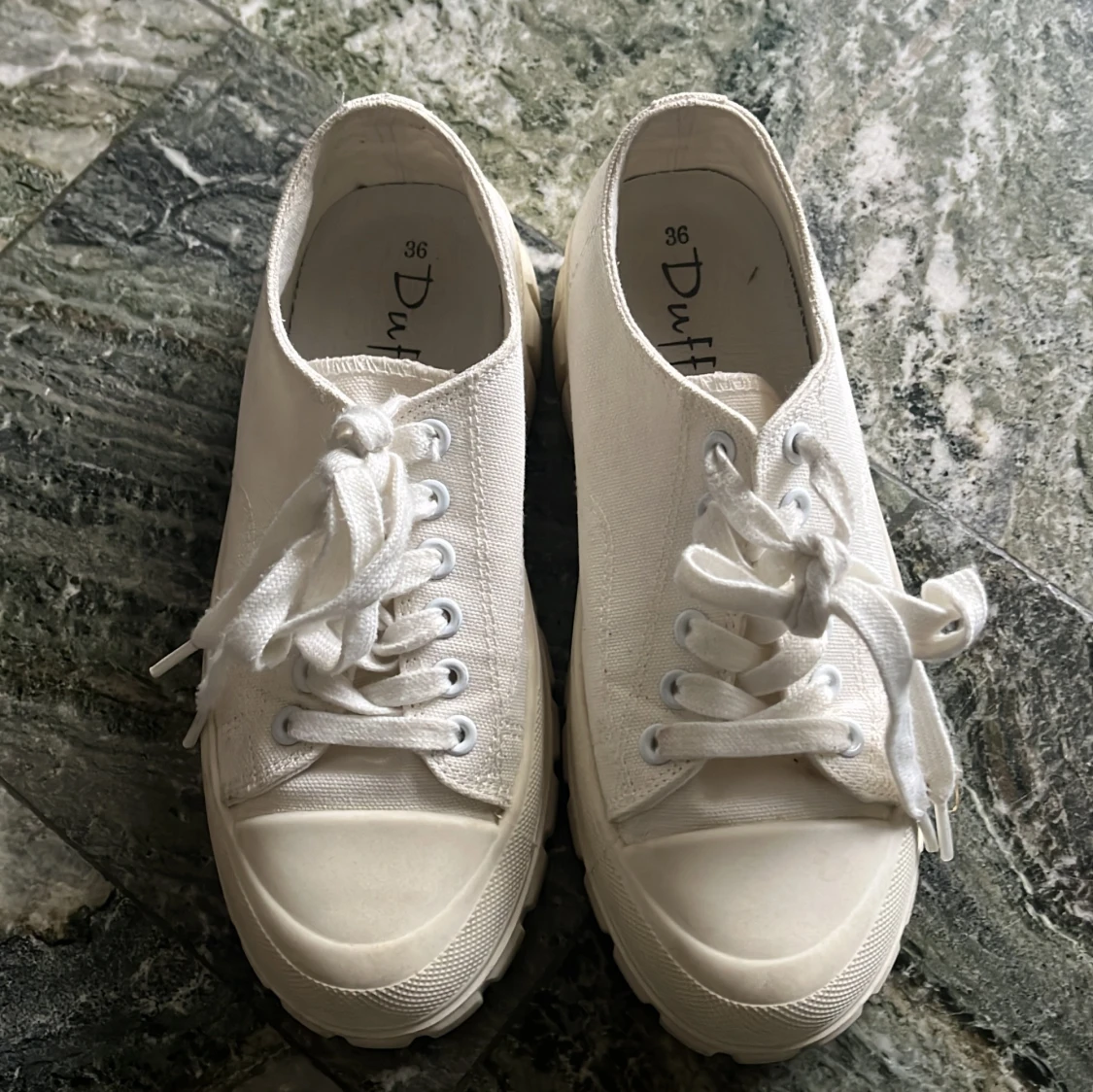 Vita sneakers från Duffy