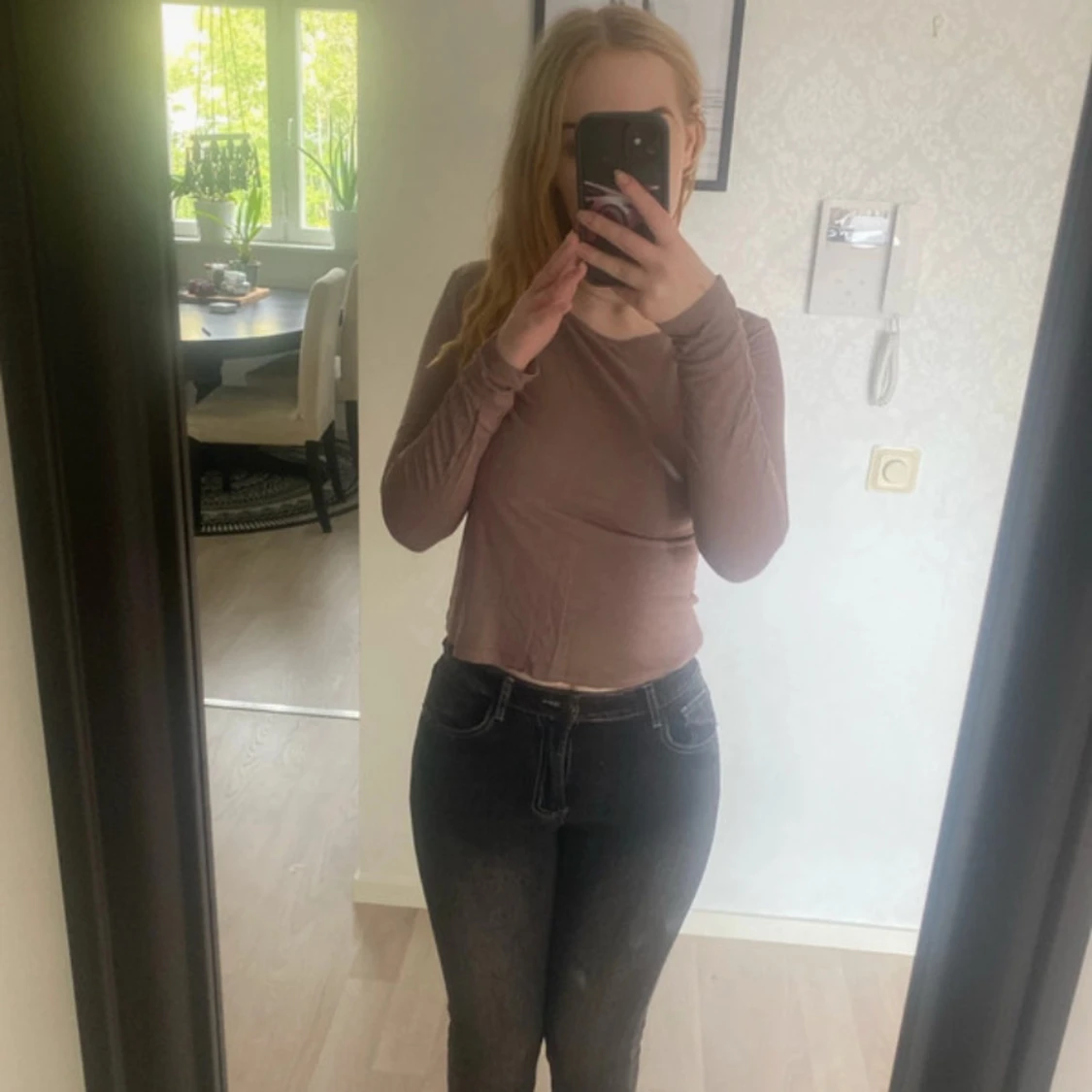 Mörkgråa jeans som går utåt där nere