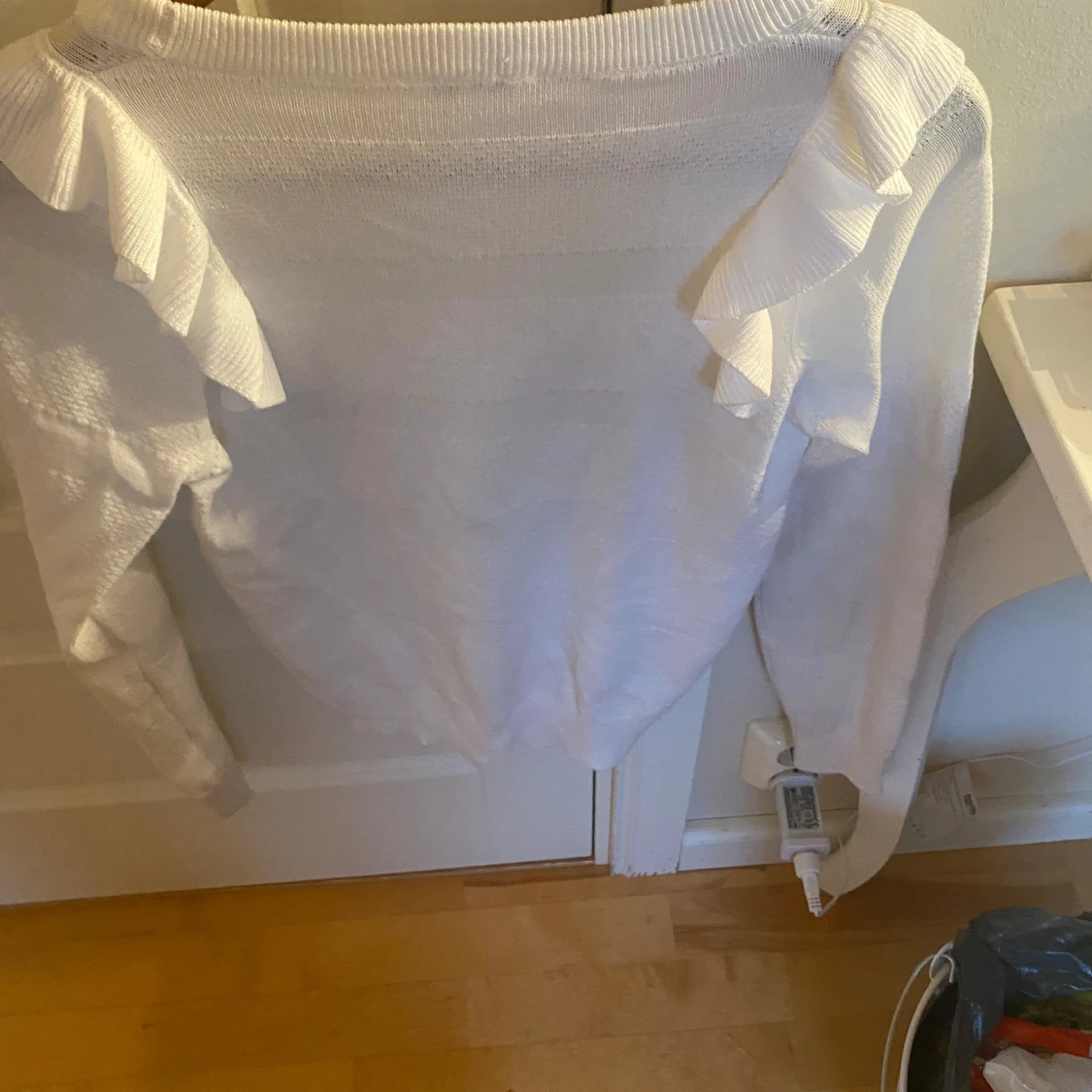 Tröja  med volang  - 1