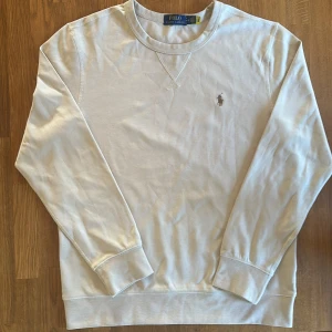 Beige tröja från Polo Ralph Lauren - Tjena! Jag säljer en sprillans ny beige tröja från polo Ralph lauren som är för stor för mig. Den är helt oanvänd och är i storlek medium. Den passade inte mig och väljer därför att sälja den! Pris 499kr men kom gärna med prisförslag! Mvh