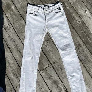 Replay ljusgrå jeans LUZ 27/32 - Snygga ljusgrå jeans från Replay, modell LUZ. Jeansen har klassisk look. 9/10 skick 