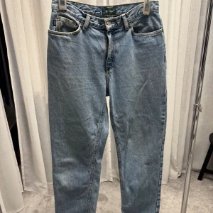 Ralph Lauren jeans - Snygga klassiska blå jeans från Lauren Jeans Co. Ralph Lauren. Modellen har raka ben och fem fickor. Jeansen är tillverkade i 100% bomull och har en ljus tvätt med kontrastsömmar. 