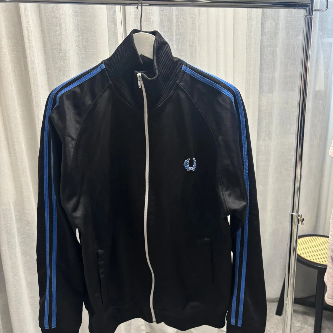 Svart Fred Perry hoodie med blå ränder