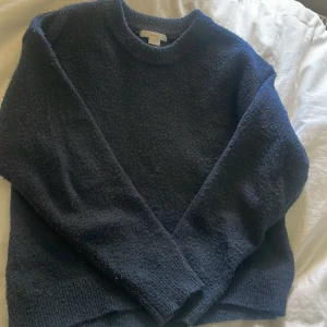 Mörkblå stickad tröja Gina Tricot - Mysig mörkblå stickad tröja från Gina Tricot i storlek 146/152. Den har använts. Lite nopprig.