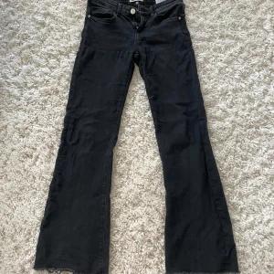 Svarta bootcut jeans - Svarta jeans med bootcut-modell och rå, fransad kant nertill. Jeans i ett stretchigt denimtyg som sitter snyggt men ändå bekvämt. Jag använder 27/26 i midja och är 164cm lång💗