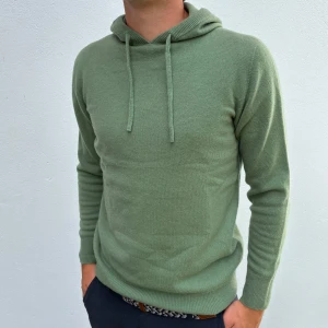 Kashmir/Merino hoodie - Grön Kashmir/Merino hoodie! Storlek S!  Modellen är 177 cm lång. Endast använd 1 gång, därför toppskick! Hör av dig vid frågor!🌟