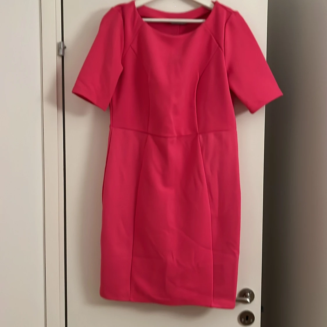 Kort rosa klänning med kort ärm