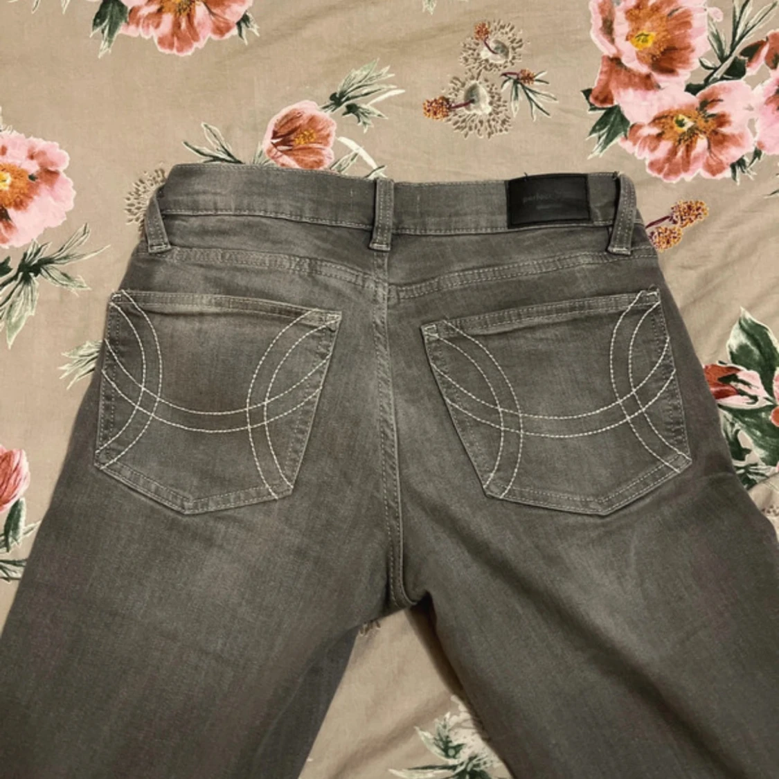 Gråa snygga bootcut jeans Ginatricot - 4