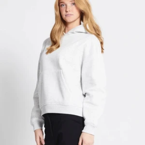 Vit hoodie med huva och ficka - En stilren vit hoodie med huva och klassisk känguruficka framtill. Aldrig använd🤗