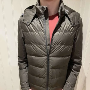 Massimo dutti jacka - Riktigt snygg Massimo dutti jacka i nyskick, passar XS/S, modellen är 179. Hör av dig vid minsta fundering 