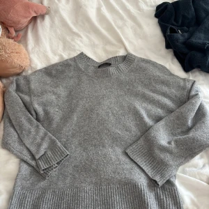 Grå stickad tröja  - Fin mysig tröja, den är lite nopprig så den ä lite ”använd” så men inget som ser illa ut! ❤️