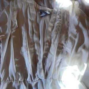 Blus  - säljer denna blus just för den e för tajt vid armarna. annars jätte fin och fel fri!