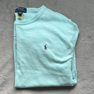  tröja från Polo Ralph Lauren - Unik och Klockren Tröja från Polo Ralph Lauren i storlek XL i junior men S i herr storlek. Tröjan är gjord av bomull. Har fått många komplimanger i denna tröjan 