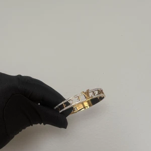 LV armband - Tillverkad av rostfritt stål. @luxaryvault på Instagram 