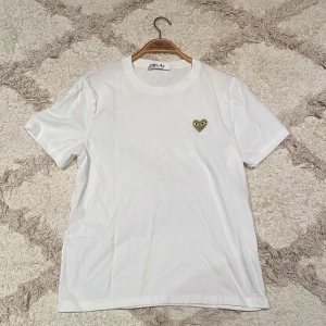 CDG T-shirt - Tjenare! Säljer en riktigt schysst COMME des GARÇONS T-shirt i storleken M. Tröjan är true to size skulke jag säga, den har heller inte några defekter alls såvida jag kan se. Hör av er vid eventuella frågor eller om ni vill ha fler bilder. Tröjan säljs i detta toppen pris pågrund av att kvittot är borttappat och därmed inte medföljer. 