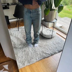 Blå raka jeans från Zara, strl 36 - Raka jeans från Zara i storlek 36 som är på tok för långa för mig. Innerbenslängden på jeansen är 82cm🥰