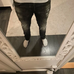 Jack and Jones  - Säjer riktigt feta jeans med slitningar från Jack and Jones, storlek 31-32. Priset kan diskuteras