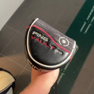 Ping golf klubba  - Bilderna visar en golfklubba (putter) från PING, modell Vault 2.0 Ketsch, med tillhörande headcover. Perfekt för dig som vill ta din putting till nästa nivå och träna hemma eller på banan. Snygg design och robust kvalitet för unga golfare som vill sticka ut. Sönder men funkar forfarande 