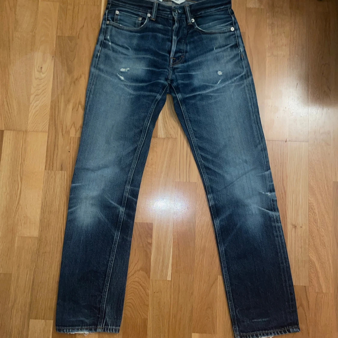 Blå jeans från Our Legacy med slitningar - 4