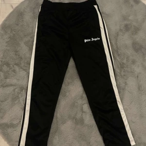 Palm angels byxor - Säljer Palm angels byxor oanvända STRL M📦🚚
