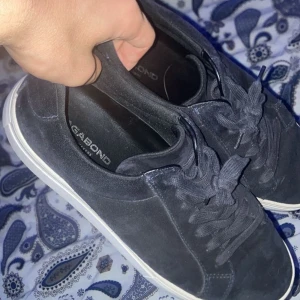 Mörkblåa sneakers från Vagabond i mocka - Riktigt snygga Vagabond, mörkblåa. Storlek är 41 men Vagabond skor är stora i storleken så dem kan passa folk som har 42-43. Pris går o diskuteras.