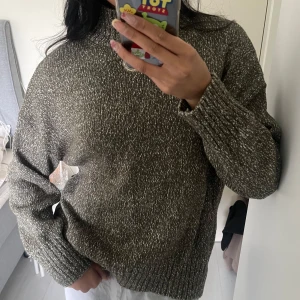 Stickad tröja - En ganska tjockt stickad tröja som är jätte gosigt. Den har en perfekt polokrage och är i jätte bra skick! 