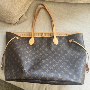 Stor toteväska - Största modellen. Fint skick. Knappt använd. Köpt i vintage affär. 