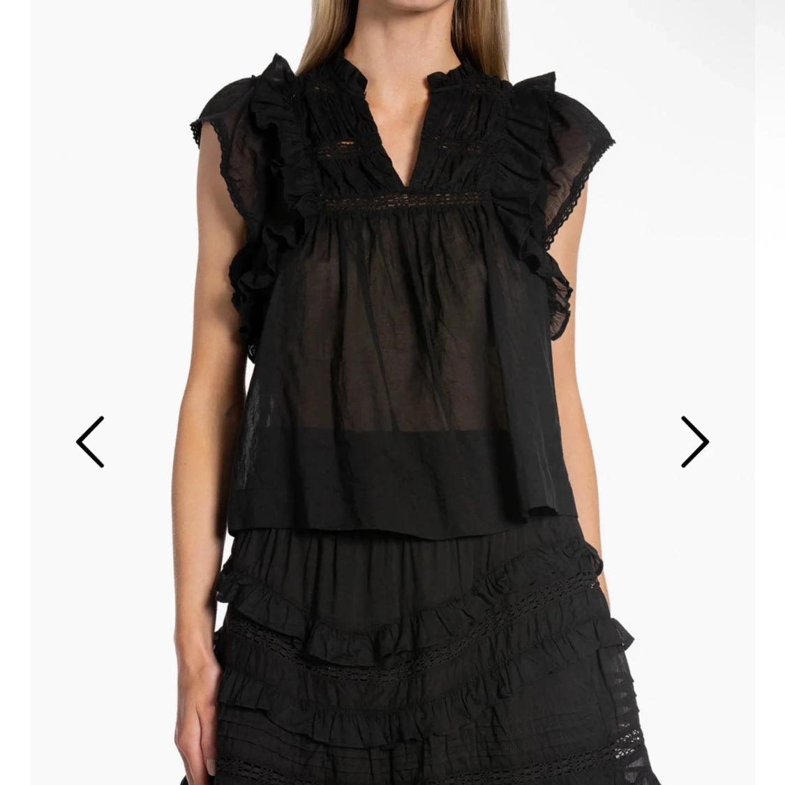 Svart volangklänning med spetsdetaljer