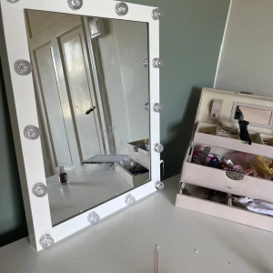 Sminkspegel med LED-lampor - Säljer en stor, vit sminkspegel med inbyggda LED-lampor runt ramen. Perfekt för att få till rätt ljus när du sminkar dig. Spegeln har en modern design och passar snyggt på sminkbordet.