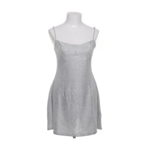 Cocktail glitter klänning  - Säljer en snygg silverfärgad glittrig kortklänning med smala axelband och lätt utsvängd passform. Använd 1 gång😇