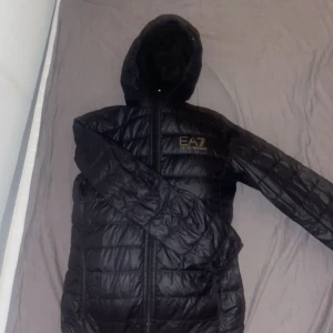 Armani jacka - säljer min armani jacka då den inte kommer till använding längre jackan i sej är i bra skick och har inga hål, storlek M men passar till L, perfekt inför sommaren, pris ej hugget i sten, kom med bud!💪🏻☀️