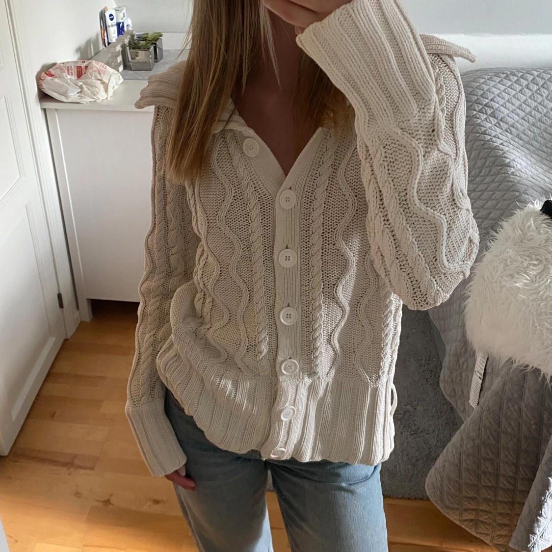 Vit stickad kofta med knappar
