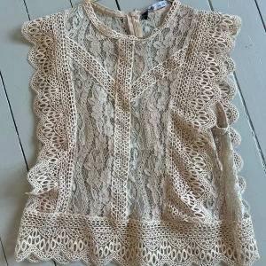 Spetstopp - Trendig spetstopp från Zara, som ny! 