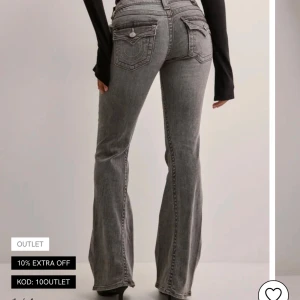Grå bootcut jeans med fickdetaljer - True Religion ultra low waist,bra skick 