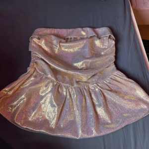 Fin guld topp  - Skit snygg top i guld färg perfekt för finare stunder💕 de va ett litet hål vid sidan av linnet men det har jag sytt igen o det syns inte på dom två sista bilderna kan man se vart de e sytt.💕 endast använd en gång💕 den är i storlek s men  den e stretchig☺️ köpt på en marknad i Spanien💕