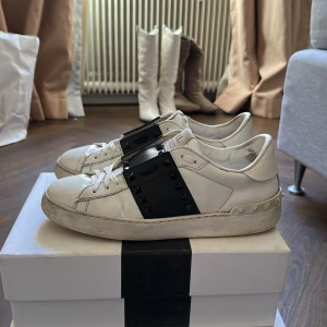 Valentino Rockstud strl 40,5 - Säljer mina valentino rockstuds i storlek 40,5. Lite slitage & tecken på använding men alla nitar sitter kvar & sen ingår också en extra 🌟Kvitto finns & påsar + box till skorna kommer med om man vill ha det. Det är bara skriva vid fler frågor ☺️☺️