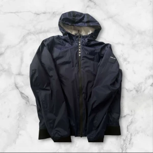 Replay windbreaker  - En unik replay windbreaker som passar perfekt nu till våren/sommaren. Den är som ny inga defekter eller liknade. Storleken på jackan är M men passar även S. Köpt för runt 1800 kr men har blivit för liten. Priset ligger på 599 kr. Frågor eller funderingar är det bara att höra av sig!☀️