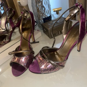 klackskor y2k - Snygga vintage klackskor i y2k stil, köpt från märket Nine West i New York för några år sen, säljs inte längre så rare find💕