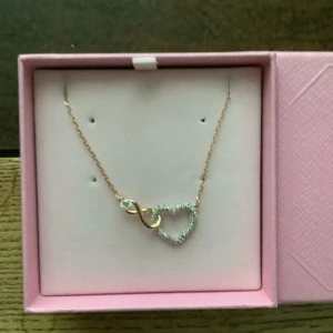 Swarovski halsband  - aldrig använda då de inte är min stil, har ej kvitto eftersom det var en present. Nypris 1590kr på Swarovskis hemsida färg: roséguld  Har även ett matchande armband