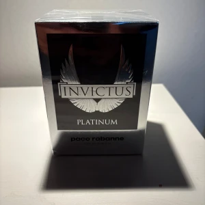 Paco Rabanne Invictus EdP - HELT NY OCH OÖPPNAD! En Paco rabanne parfym jag fått i present och säljer vidare därför att jag inte behöver den. Den är 100 ml och har ej tagits av plasten än✨