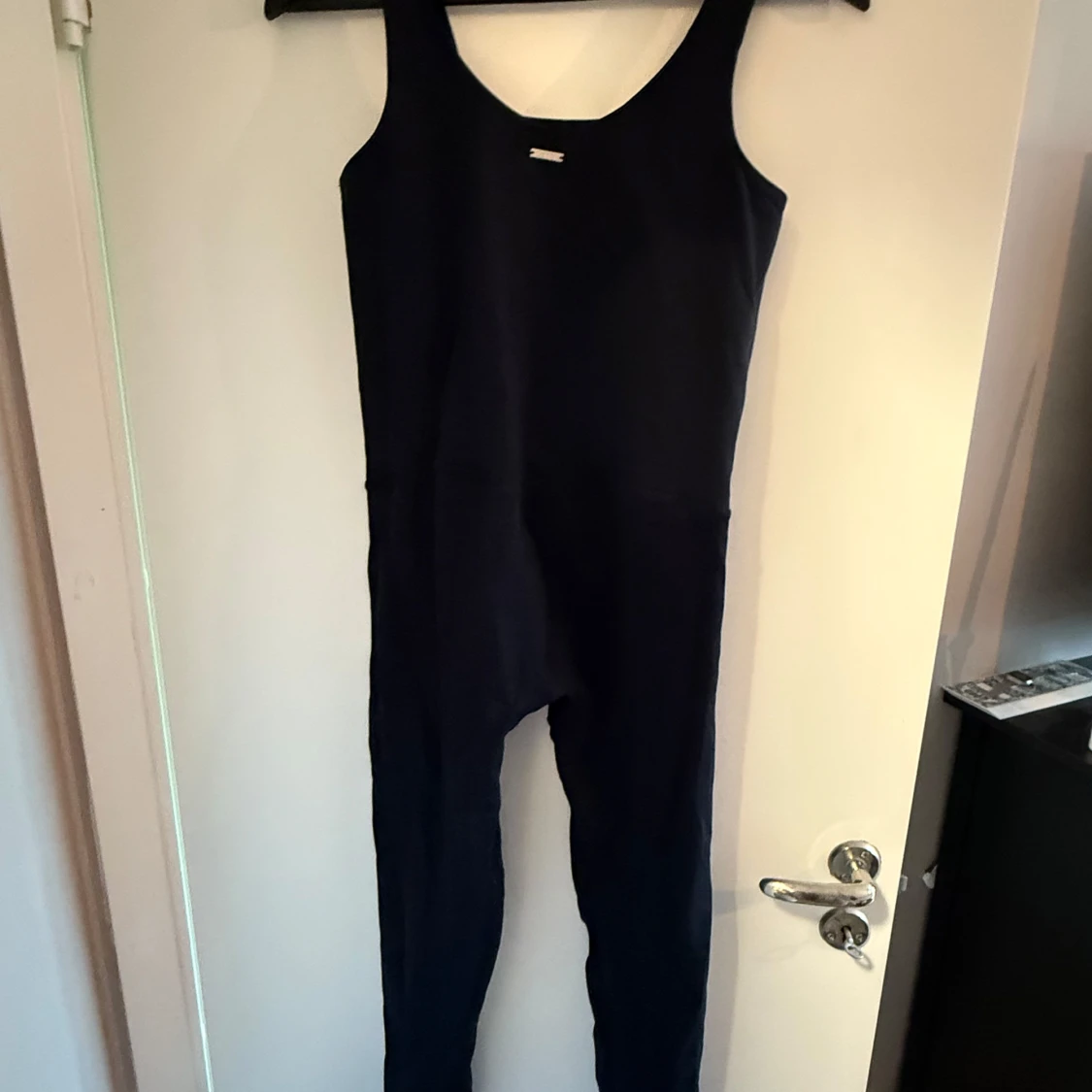 Svart jumpsuit med smala axelband - 1