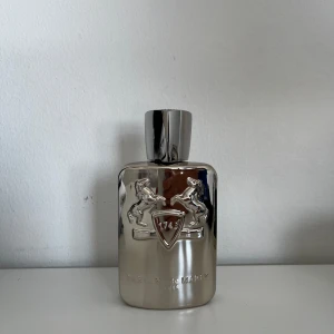 Parfums de Marly Pegasus  - 90ml kvar utav 125ml. Kartong finns ej 